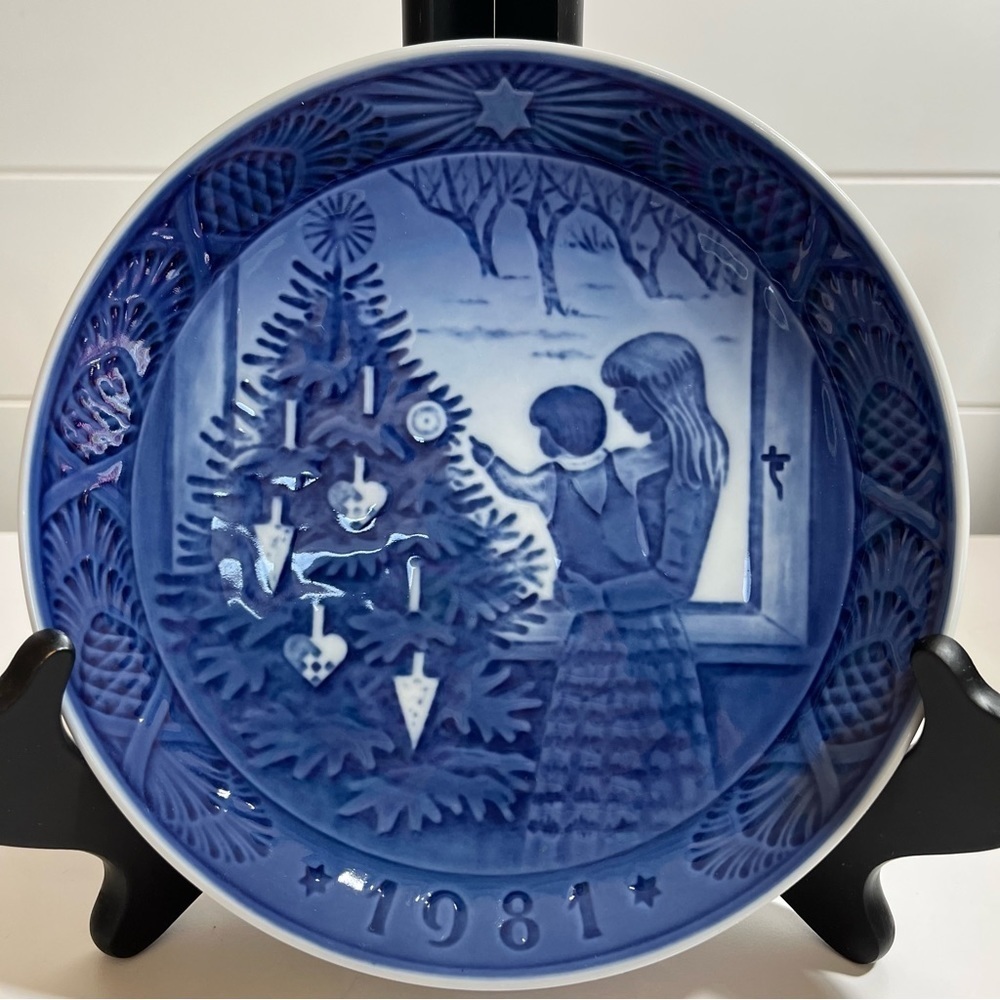 1981 Royal Copenhagen ADMIRING THE CHRISTMAS TREE Kaj Lange Denmark